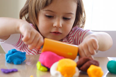 کاردرمانی کودکان در بازی با کودک با استفاده از وسایل منزل