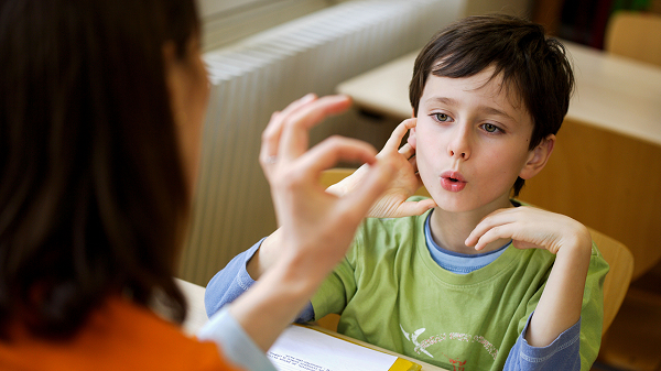 تاثیر روش جدید گفتار درمانی درگفتار کودکان اوتیستیک
